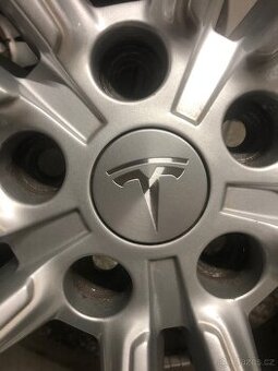 Prodam stredove poklicky na original kola Tesla
