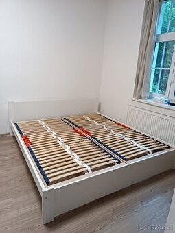Prodám bílou manželskou postel s nastavitelnými rošty 180x20