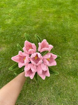 Kytice tulipánů z chlupatých drátků