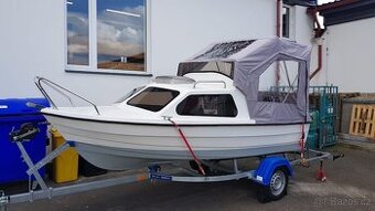 Kajutová loď s motorem bez potřeby VMP