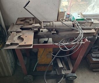 Hydraulický lis na výrobu mříží