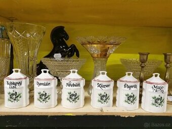 Starožitné porcelánové kořenky.