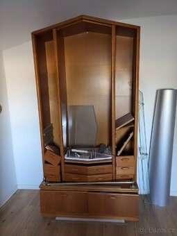 Prodám nábytek. Obývák stěna. Skříň