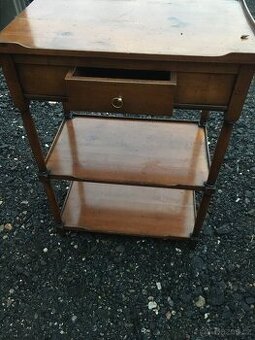 Starozitny stolek se suplikem