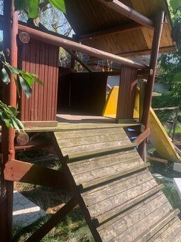 Domeček se skluzavkou a houpačkou