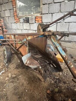 Tek jednořádkový vyoravač brambor