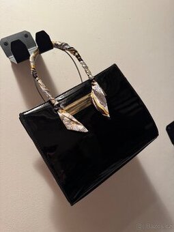 Dámská lesklá kabelka Gessy