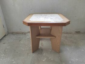 Dřevěný stolek