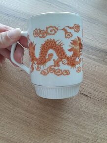 Hrneček s oranžovými draky