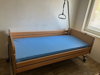 Polohovací postel pro seniory