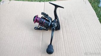 🎣 Nový rybářský naviják – lehký, stylový, hladký chod 💜🖤