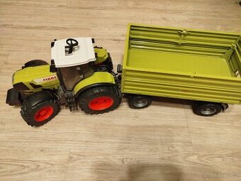 Traktor s vlečkou