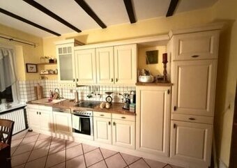 Krémová venkovská kuchyně s vestavěnými spotřebiči,5654