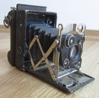 Contessa Nettel Duchessa + prodej sbírky fotoaparátů a kamer