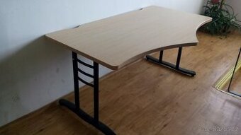 Levně prodám 2 velmi pěkné masivní stoly do kanceláře