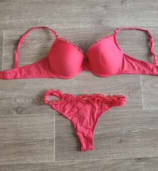 Krásný krajkový komplet podprsenka a kalhotky
