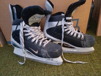 Brusle pánské vel. 42 + helma, chrániče, hokejka