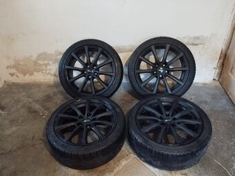 18 palcová hliníková kola v černé barvě s pneumatikami