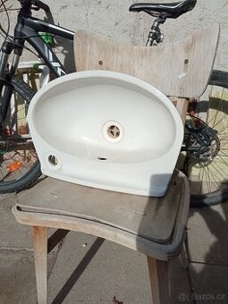 Malé WC umyvadlo – 40 × 28 × 18 cm, dobrý stav