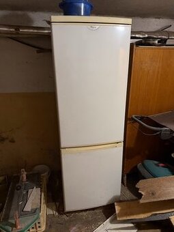 starší funkční lednici s mrazákem značky Whirlpool