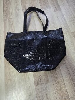 černá lesklá kabelka DKNY