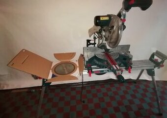 Pokosová tesařská pila Bosch GCM 10 SD včetně stolu..