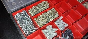 Volga GAZ 21 Ostatky dielov po renovácii auta 1