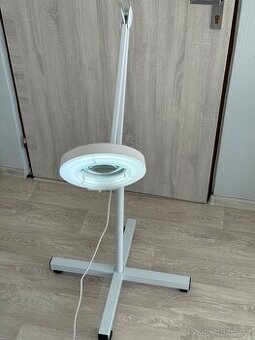 Kosmetická lampa s lupou LED stojan