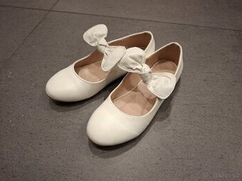 Bílé dívčí boty s mašlí