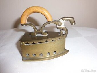 Sběratelská miniatura mosazné žehličky-8,5 cm