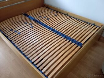 Dvoulůžková postel s lamelovými rošty