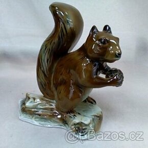 Gerold Porzellan - stará porcelánová soška veverky s oříškem