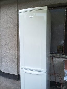 Lednice s mrazákem dole