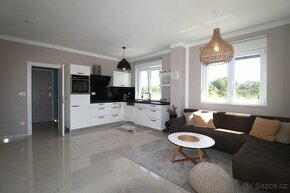 ☀Brodarica(HR)-novostavba bytu 63,07 m2 s dvorom☀