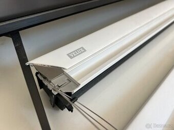 Roleta tlumící světlo na střešní okno VELUX