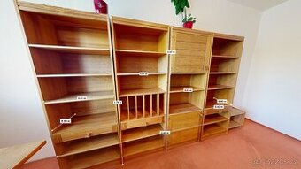 Stará dřevěná skříňová sestava