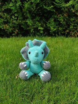 Háčkovaný dinosaurus triceratops