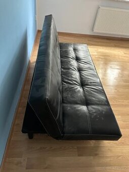 Elegantní černá rozkládací pohovka - 1