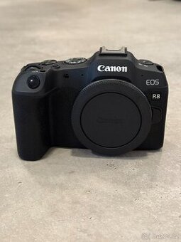 Canon EOS R8 – jako nový, + 6 baterií