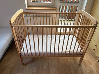 Dětská postýlka na kolečkách se stahovací bočnicí