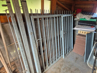 Dvoukřídlá pozinkovaná brána 4m x 1,6m + malá branka