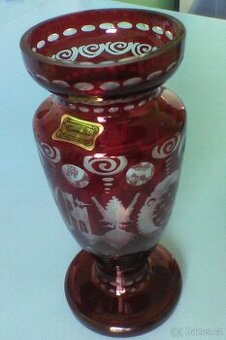 Rubínová skleněná váza