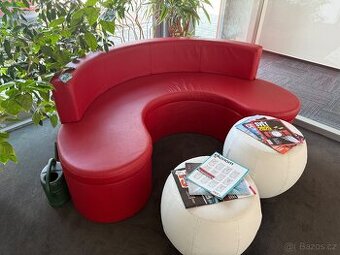 Elegantní červená kožená sedačka ve tvaru U