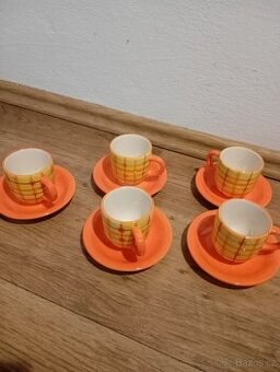 Hrníčky s podšálkem.