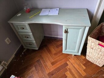 Dřevěný psací stůl
