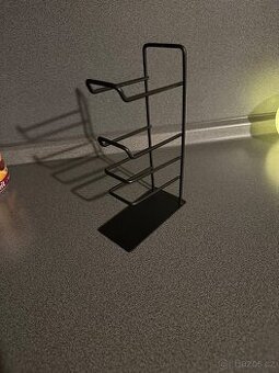 Kovový stojan na ovladače