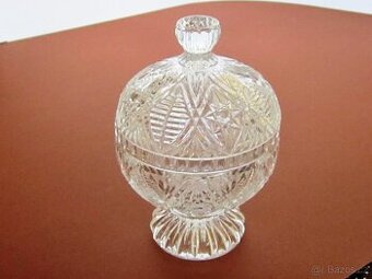 Broušená cukřenka.