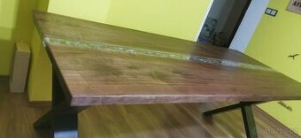 Stůl - Americký ořech s pryskyřicí