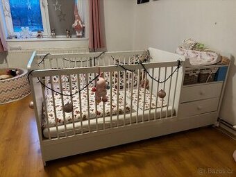 Rostoucí postýlka s přebalovacím pultem