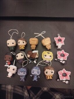 figurky ze Stranger Things a Harryho Pottera.